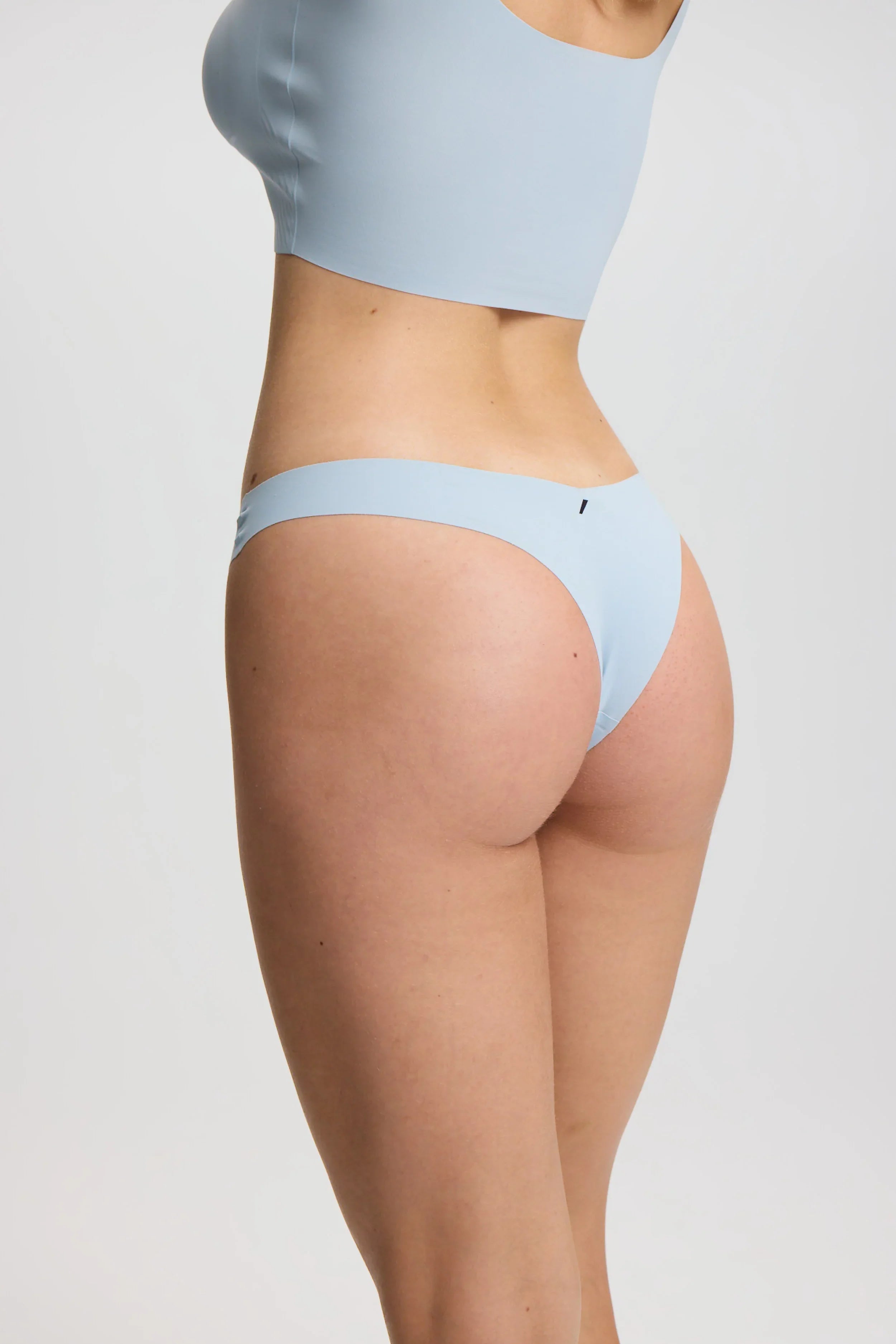 ISETTA BONDED COMFORT V-THONG LIGHT BLUE BACK CLOSE UP