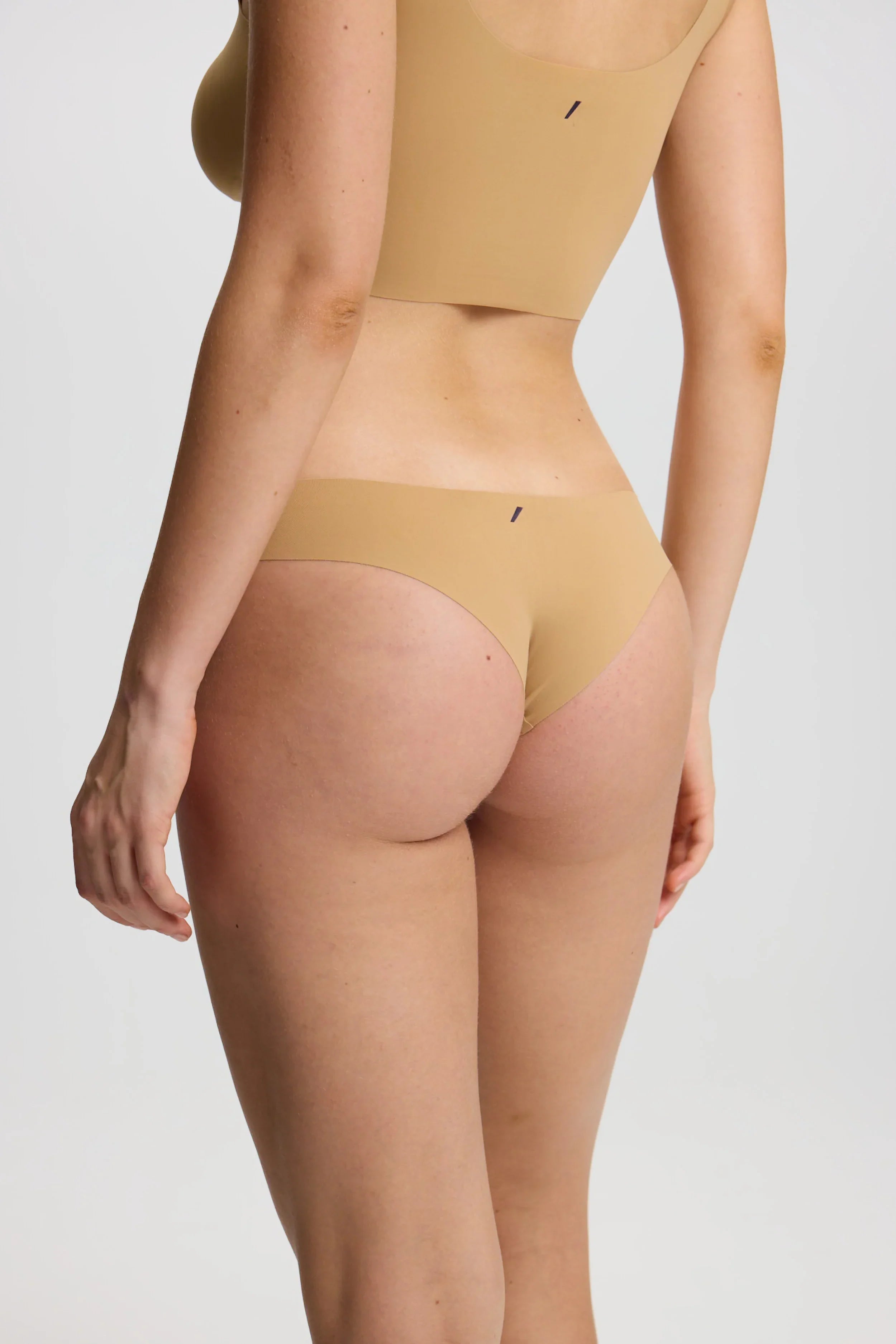 ISETTA BONDED COMFORT BRASILIAN TAN BACK CLOSE UP