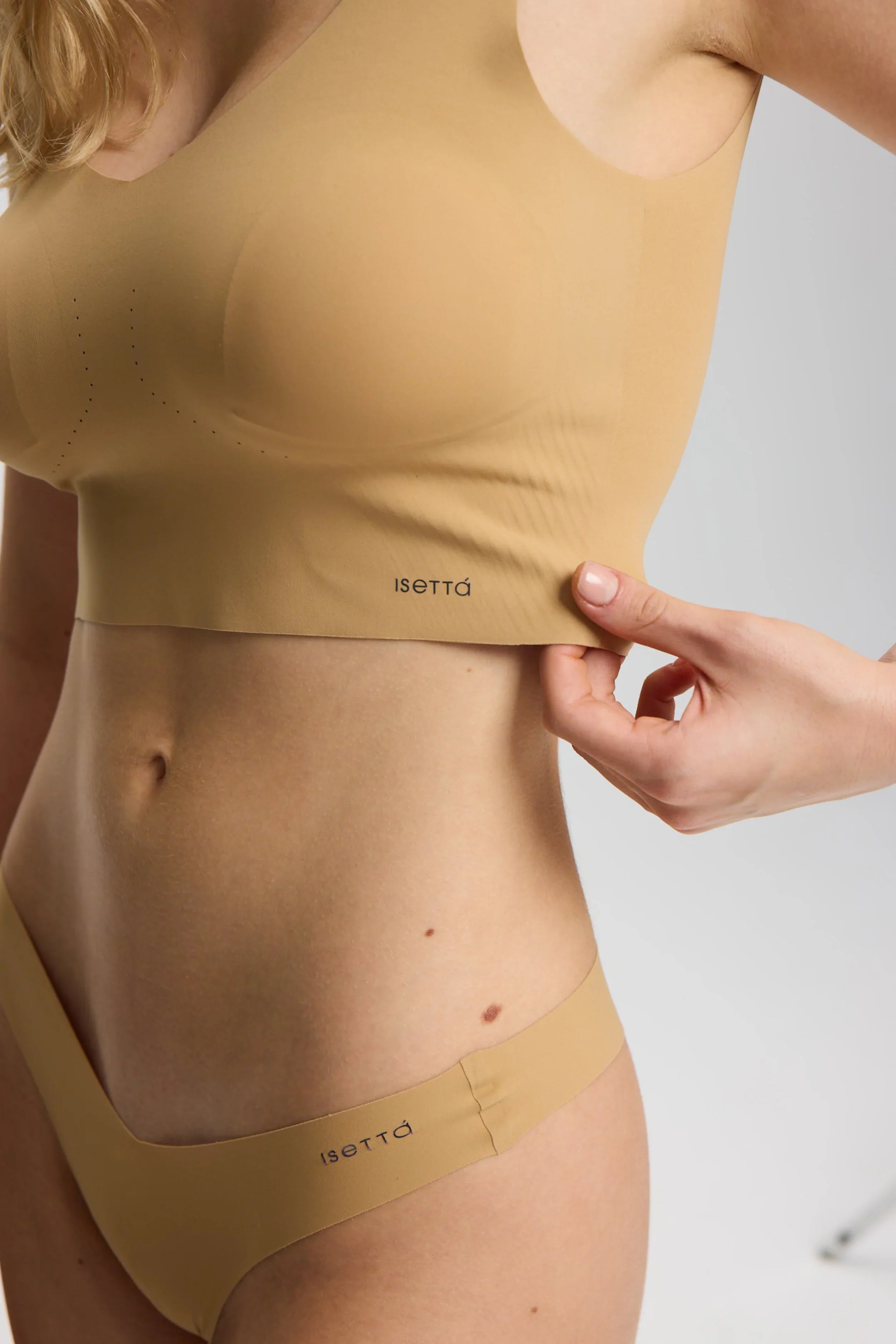 ISETTA BONDED PERFORMANCE BRA TAN SİDE CLOSE UP