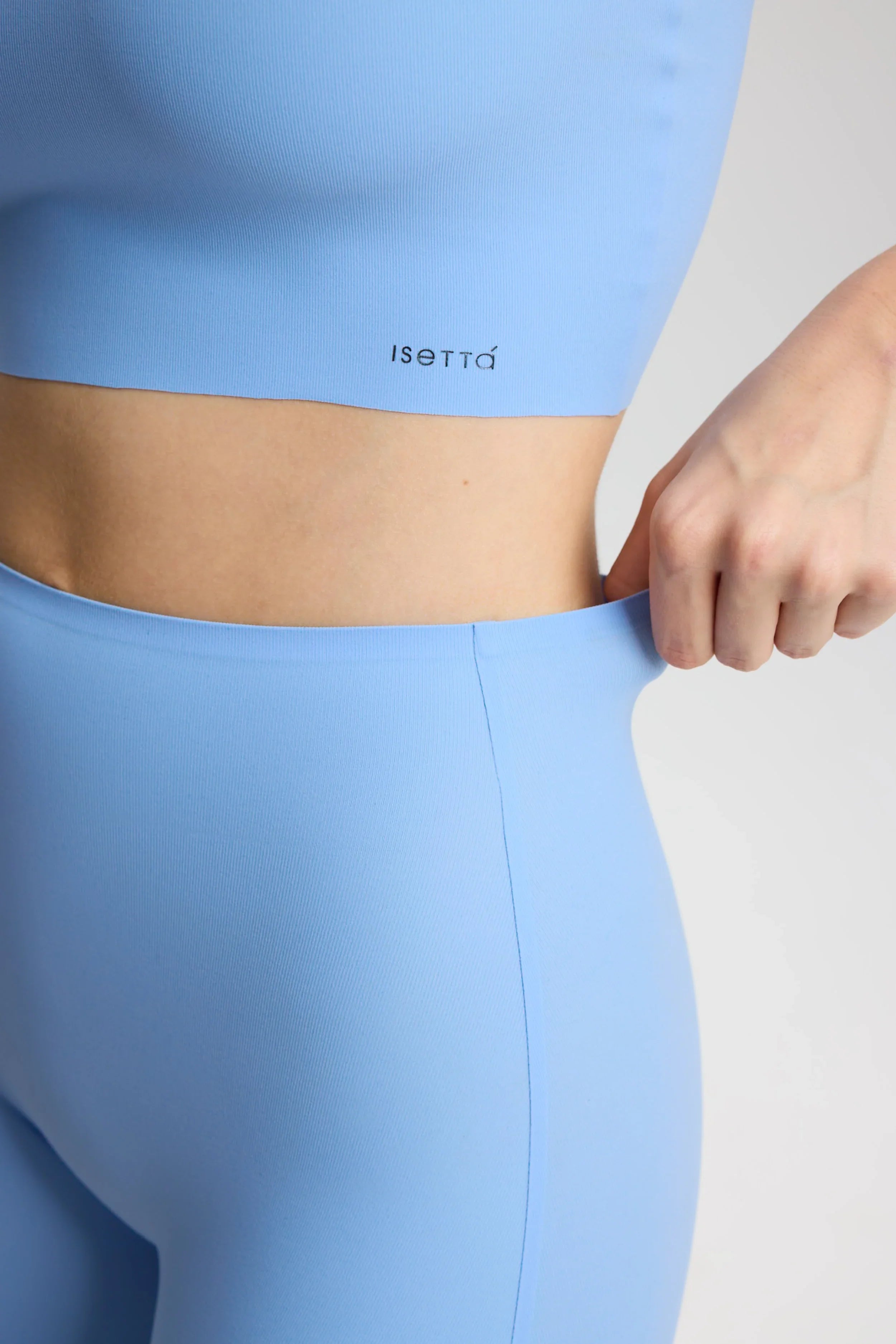 ISETTA BONDED PERFORMANCE CROP TOP LIGHT BLUE SİDE CLOSE UP