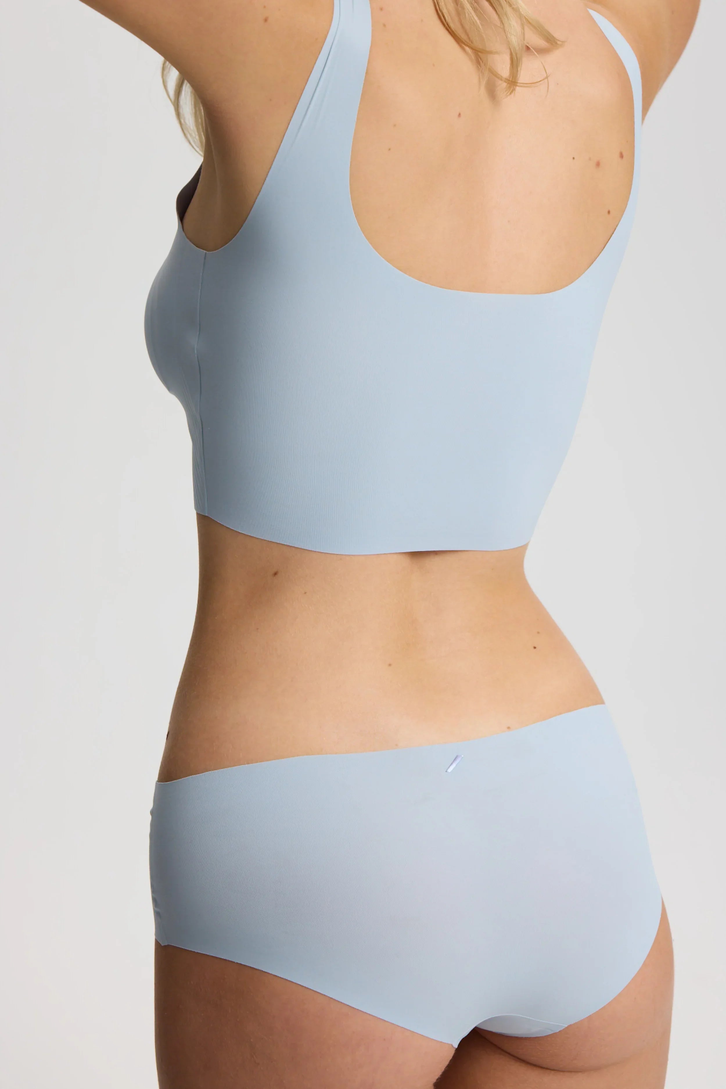 ISETTA BONDED PERFORMANCE BRA LIGHT BLUE BACK CLOSE UP