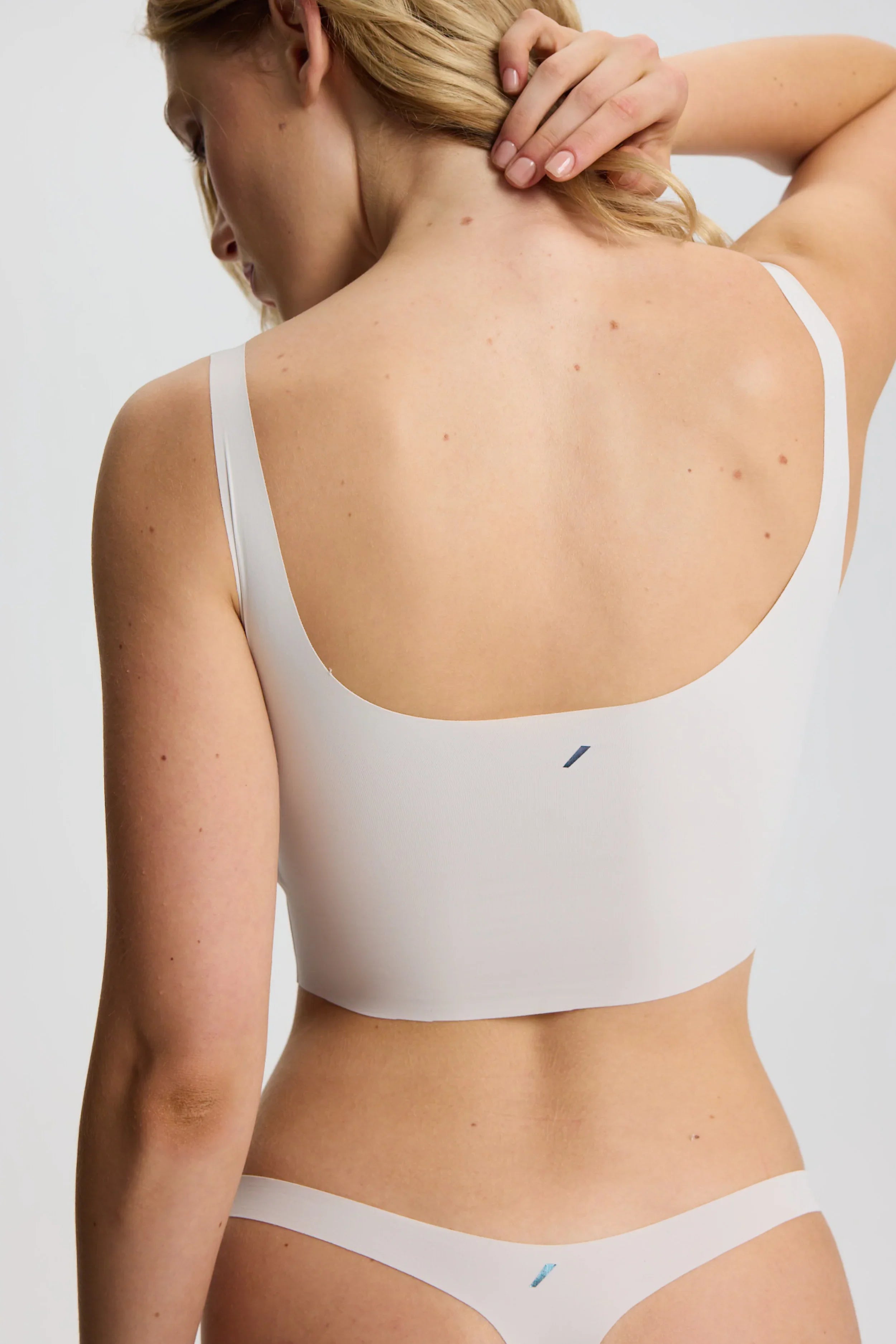 ISETTA BONDED DAILY BRA WHITE STONE BACK CLOSE UP