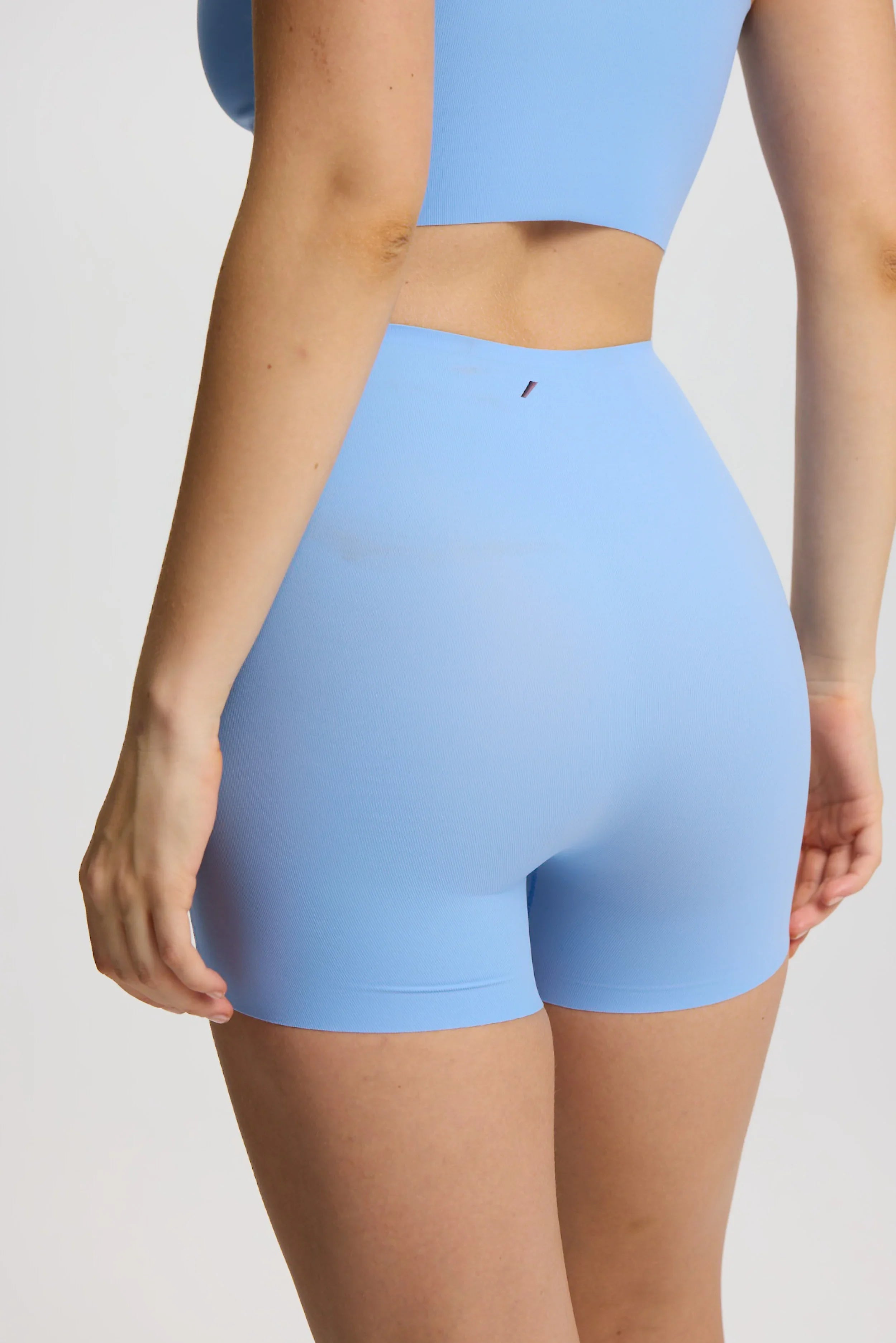 ISETTA PERFORMANCE SHORT LIGHT BLUE BACK CLOSE UP